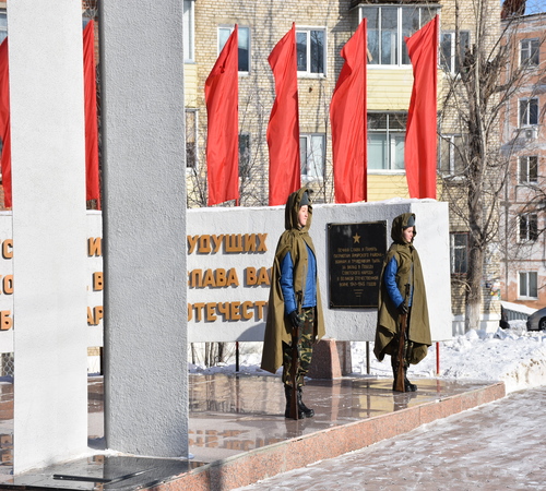 Церемония возложения цветов к Обелиску славы