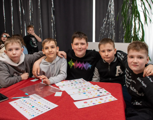 «Языки такие разные, но все люди в мире хотят одного: дружить и общаться!»