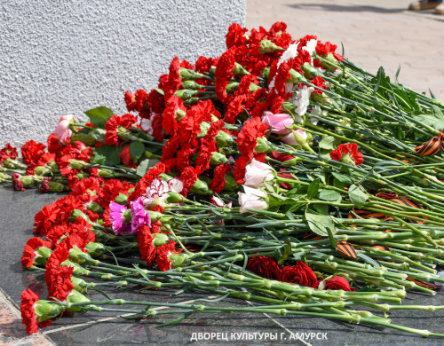 «Просыпаемся мы – и грохочет над полночью То ли гроза, то ли эхо прошедшей войны.»